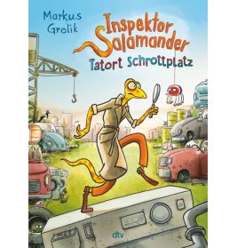 Cartoon-Salamander-Detektiv mit Lupe auf einem Schrottplatz, umgeben von Autos und Maschinen.