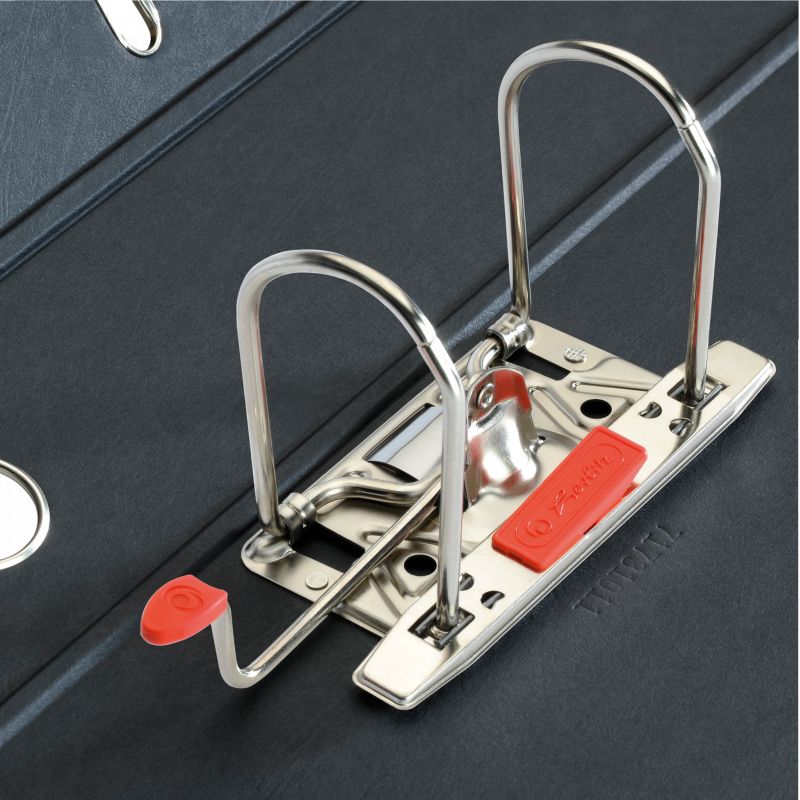 Nahaufnahme eines Metall-Hebemechanismus mit roten Kunststoffteilen auf dunklem Ordner.