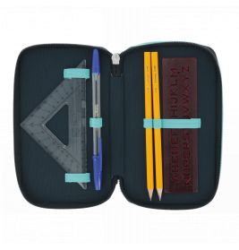 Federmäppchen offen mit zwei Bleistiften, blauem Stift, Geodreieck und roter Buchstabenschablone.