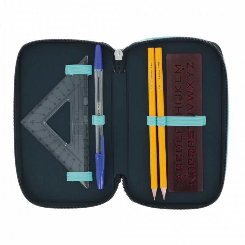 Federmäppchen offen mit zwei Bleistiften, blauem Stift, Geodreieck und roter Buchstabenschablone. Federmäppchen offen mit zwei Bleistiften, blauem Stift, Geodreieck und roter Buchstabenschablone.