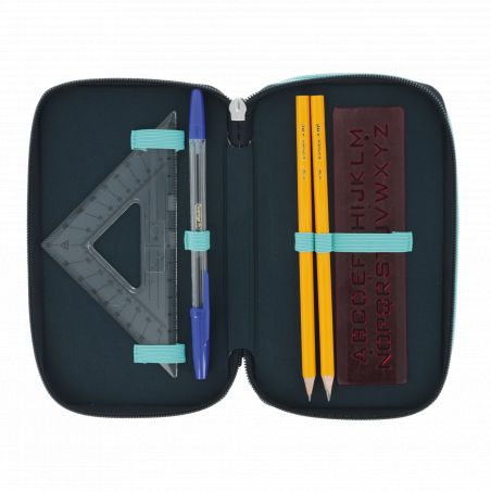 Federmäppchen offen mit zwei Bleistiften, blauem Stift, Geodreieck und roter Buchstabenschablone.