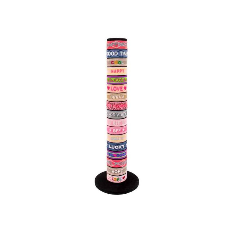 Höhere Ständer mit bunten Armbändern, die positive Begriffe wie LOVE, HAPPY, LUCKY und HOPE tragen.