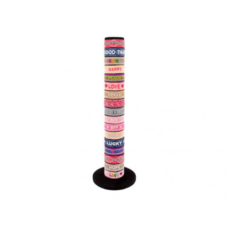 Höhere Ständer mit bunten Armbändern, die positive Begriffe wie LOVE, HAPPY, LUCKY und HOPE tragen.