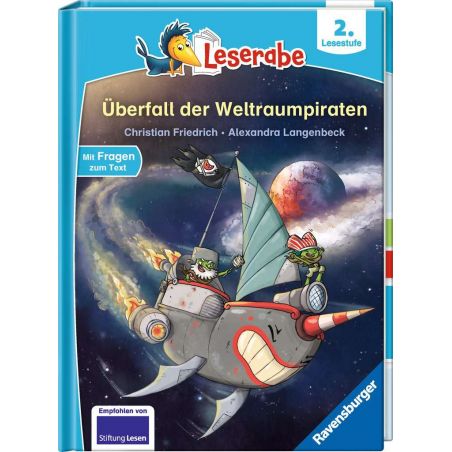 Illustrierter Kinderbuchumschlag: Weltraumpiraten fliegen im Raumschiff vor einem Planeten durchs All.