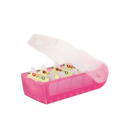 Rosa Kunststoffbox mit Klappdeckel, darin dekoratives Klebeband mit Katzenmotiv.