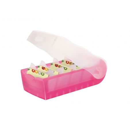 Rosa Kunststoffbox mit Klappdeckel, darin dekoratives Klebeband mit Katzenmotiv. Rosa Kunststoffbox mit Klappdeckel, darin dekoratives Klebeband mit Katzenmotiv.