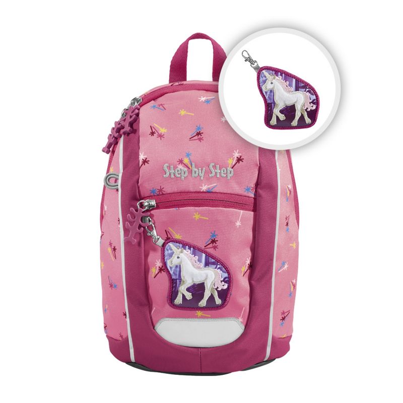 Rosa Rucksack mit Einhornmotiv und passendem Einhorn-Schlüsselanhänger an der Vordertasche.