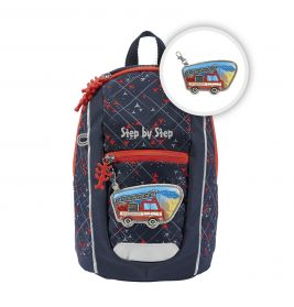 Dunkelblauer Kinder-Rucksack mit Feuerwehrauto-Patch, roten Zippern und Step by Step-Aufdruck vorne.