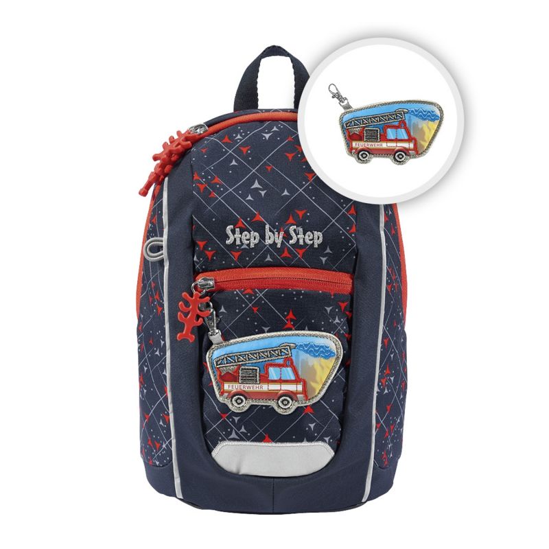 Dunkelblauer Kinder-Rucksack mit Feuerwehrauto-Patch, roten Zippern und Step by Step-Aufdruck vorne. Dunkelblauer Kinder-Rucksack mit Feuerwehrauto-Patch, roten Zippern und Step by Step-Aufdruck vorne.