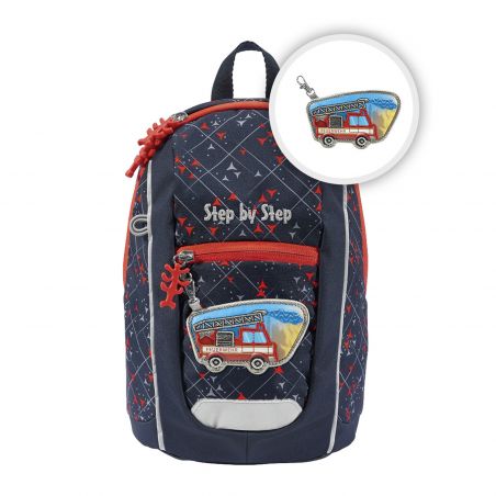 Dunkelblauer Kinder-Rucksack mit Feuerwehrauto-Patch, roten Zippern und Step by Step-Aufdruck vorne.