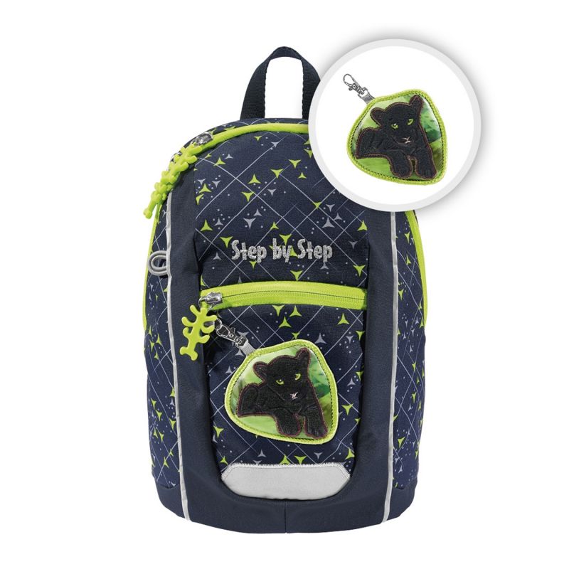 Dunkelblauer Rucksack mit grünen Akzenten und einem Frontpatch mit schwarzem Panther. Dunkelblauer Rucksack mit grünen Akzenten und einem Frontpatch mit schwarzem Panther.