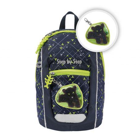 Dunkelblauer Rucksack mit grünen Akzenten und einem Frontpatch mit schwarzem Panther.