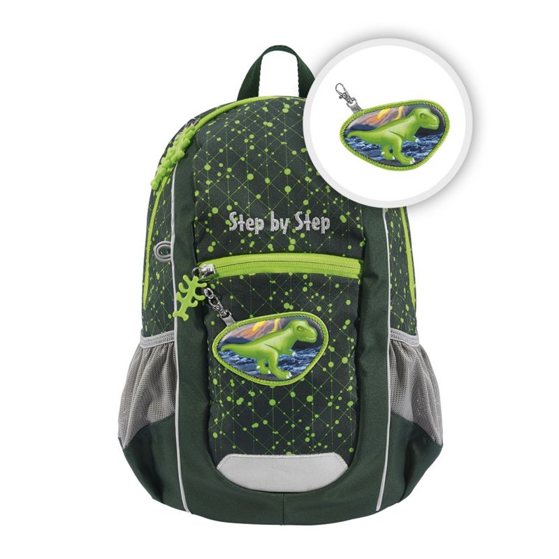 Grüner und schwarzer Rucksack mit Dinosaurier-Anhänger und Step by Step-Schriftzug auf der Vorderseite.