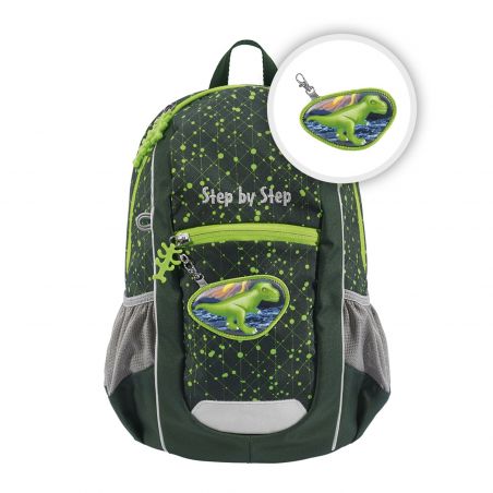 Grüner und schwarzer Rucksack mit Dinosaurier-Anhänger und Step by Step-Schriftzug auf der Vorderseite.