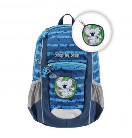 Blauer Rucksack mit Koala-Patch und Step by Step-Schriftzug auf der Fronttasche Nahaufnahme des Patches.
