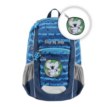 Blauer Rucksack mit Koala-Patch und Step by Step-Schriftzug auf der Fronttasche Nahaufnahme des Patches.