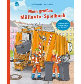 Zwei Müllwerker stehen an einem orangefarbenen Müllwagen mit Abfalltonnen in einer Stadtstraße.