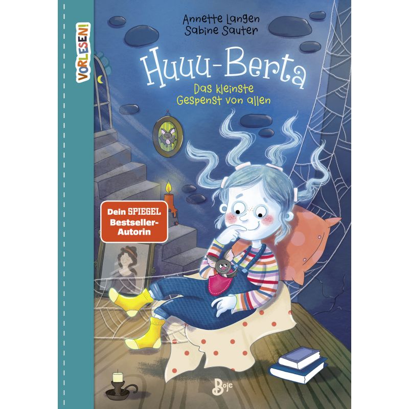 Ein Geistermädchen mit blauen Haaren sitzt mit einer Puppe in einem gruseligen Raum voller Spinnweben und Kerzen.