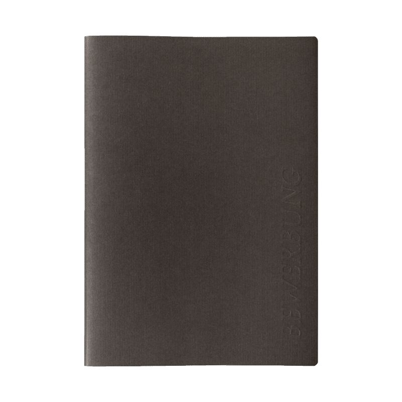 Geschlossenes, schlichtes schwarzes Notizbuch mit strukturierter Oberfläche und dezent geprägtem Text am Rand.