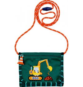 Grünes Kinderportemonnaie mit gelbem Bagger-Motiv, orangefarbenem Gurt und kleinem Verkehrskegel-Anhänger.