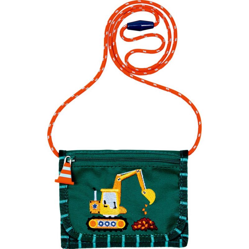 Grünes Kinderportemonnaie mit gelbem Bagger-Motiv, orangefarbenem Gurt und kleinem Verkehrskegel-Anhänger.