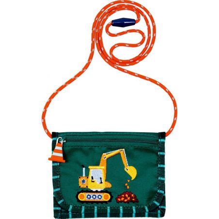 Grünes Kinderportemonnaie mit gelbem Bagger-Motiv, orangefarbenem Gurt und kleinem Verkehrskegel-Anhänger.