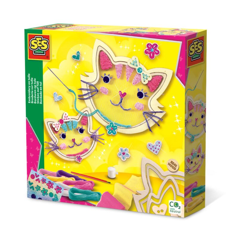 Gelbe Box mit Katzen-Stickset, bunten Garnen und Blumenmotiven auf der Verpackung.
