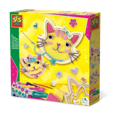 Gelbe Box mit Katzen-Stickset, bunten Garnen und Blumenmotiven auf der Verpackung.