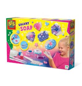Ein Kind hält glitzernde Seifenformen aus einem bunten SES Creative Galaxy Soap Set mit Formen und Dekorationen.