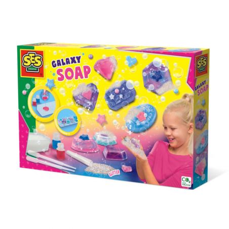Ein Kind hält glitzernde Seifenformen aus einem bunten SES Creative Galaxy Soap Set mit Formen und Dekorationen.