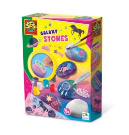 SES Creative Galaxy Stones Bastelset: bemalte Steine, Farben, Pinsel, Glitzer und galaxietypische Designs in einer Box.