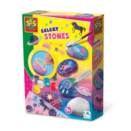 SES Creative Galaxy Stones Bastelset: bemalte Steine, Farben, Pinsel, Glitzer und galaxietypische Designs in einer Box.