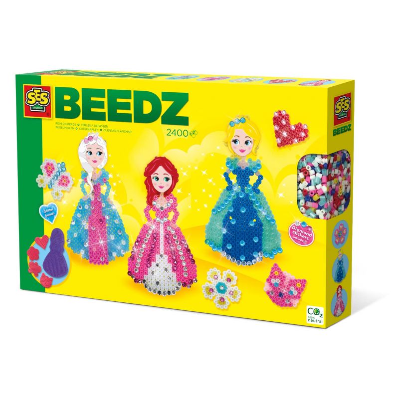 SES Beedz-Box mit drei Perlenprinzessinnen und bunten Mustern vor gelbem Hintergrund. SES Beedz-Box mit drei Perlenprinzessinnen und bunten Mustern vor gelbem Hintergrund.