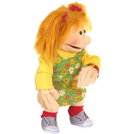 Eine Puppe mit orangefarbenen Haaren, gelbem Blumenkleid, roten Socken und grauen Sneakers sitzt seitlich. Eine Puppe mit orangefarbenen Haaren, gelbem Blumenkleid, roten Socken und grauen Sneakers sitzt seitlich.