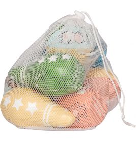 Netzbeutel mit bunten Spielzeug-Kegeln und einem Ball, verziert mit Sternen und Streifen.