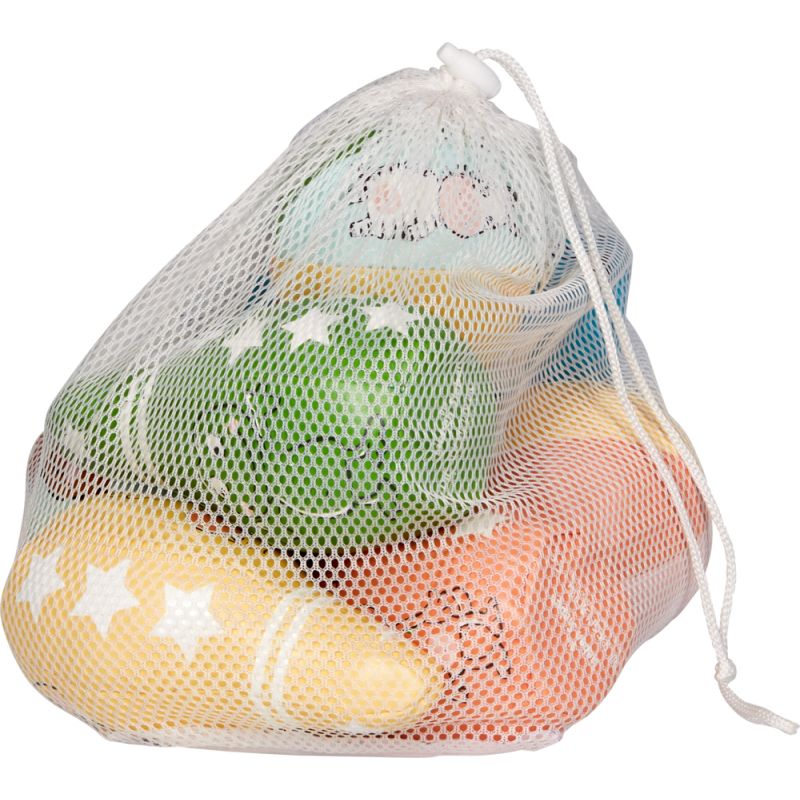 Netzbeutel mit bunten Spielzeug-Kegeln und einem Ball, verziert mit Sternen und Streifen. Netzbeutel mit bunten Spielzeug-Kegeln und einem Ball, verziert mit Sternen und Streifen.