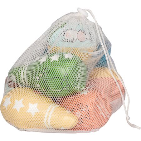 Netzbeutel mit bunten Spielzeug-Kegeln und einem Ball, verziert mit Sternen und Streifen. Netzbeutel mit bunten Spielzeug-Kegeln und einem Ball, verziert mit Sternen und Streifen.