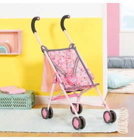 Pinker Spielzeug-Buggy mit Schmetterlingsmotiv in einem bunten Kinderzimmer mit gelben und rosa Wänden.