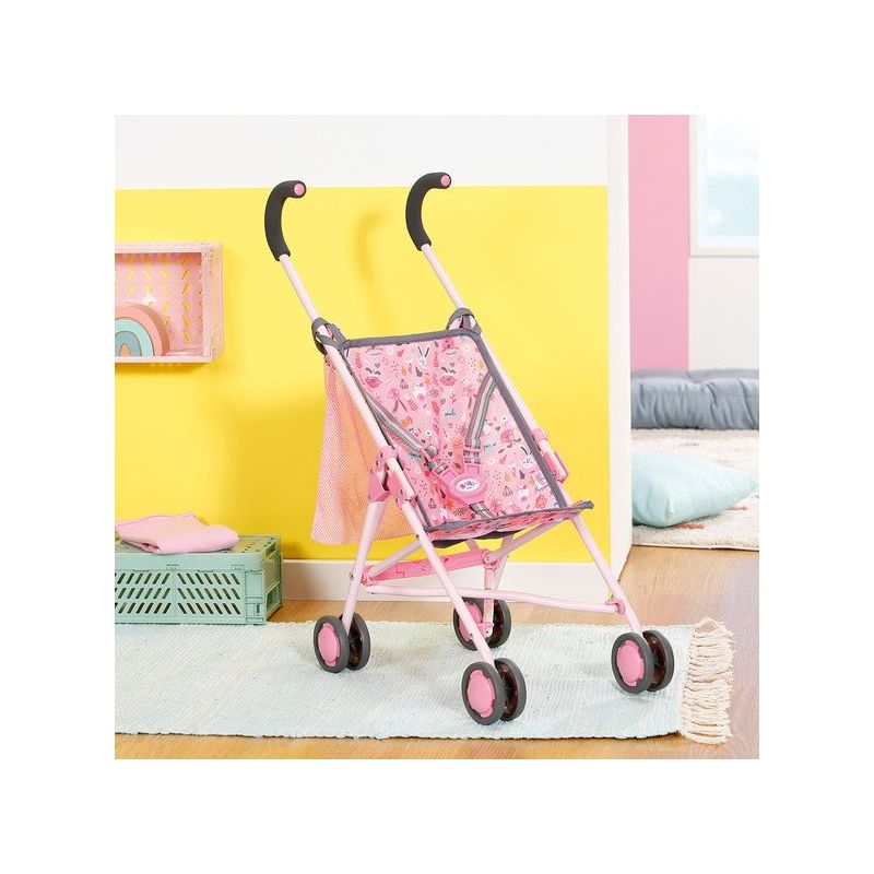 Pinker Spielzeug-Buggy mit Schmetterlingsmotiv in einem bunten Kinderzimmer mit gelben und rosa Wänden. Pinker Spielzeug-Buggy mit Schmetterlingsmotiv in einem bunten Kinderzimmer mit gelben und rosa Wänden.