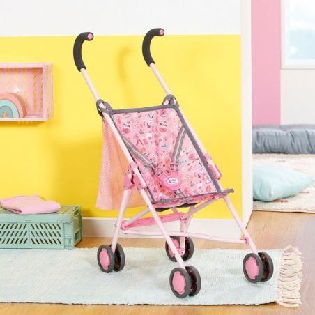 Pinker Spielzeug-Buggy mit Schmetterlingsmotiv in einem bunten Kinderzimmer mit gelben und rosa Wänden.
