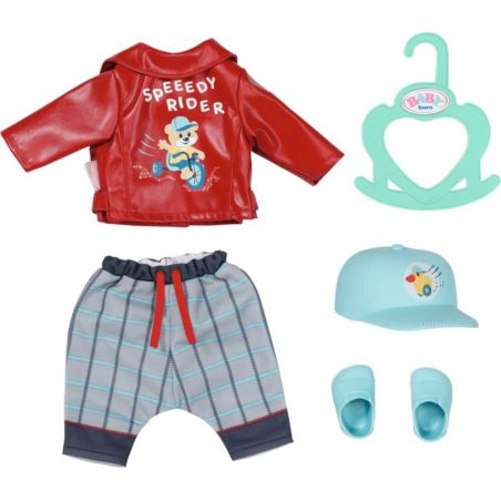 Puppenoutfit: Rote Jacke, karierte Hose, blaue Mütze, Schuhe, mintfarbener Bügel, Speedy-Rider-Bär-Motiv. Puppenoutfit: Rote Jacke, karierte Hose, blaue Mütze, Schuhe, mintfarbener Bügel, Speedy-Rider-Bär-Motiv.