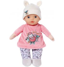 Babypuppe mit rosa Kleid, weißer Mütze mit Ohren und gemusterten Hosen steht aufrecht.