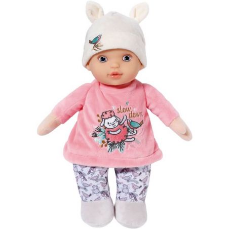 Babypuppe mit rosa Kleid, weißer Mütze mit Ohren und gemusterten Hosen steht aufrecht.