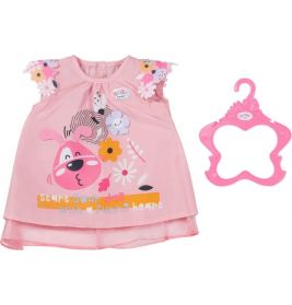 Rosa Baby-Kleid mit Hundemotiv, Blumen, Rüschenärmeln und passendem rosafarbenen Bügel daneben.