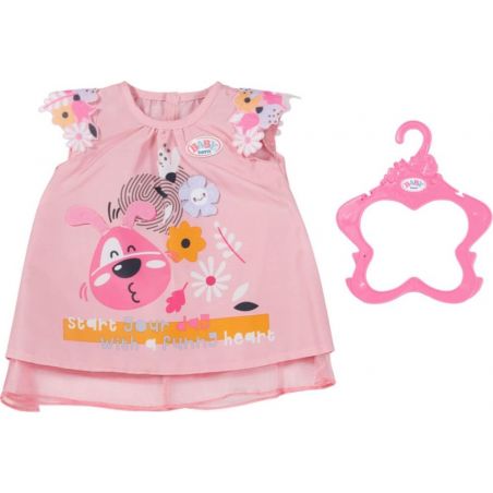 Rosa Baby-Kleid mit Hundemotiv, Blumen, Rüschenärmeln und passendem rosafarbenen Bügel daneben.