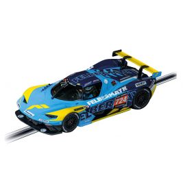 Ein blau-gelbes Felbermayr-Rennauto mit der Nummer 724 fährt auf einer Slotcar-Bahn.