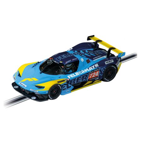 Ein blau-gelbes Felbermayr-Rennauto mit der Nummer 724 fährt auf einer Slotcar-Bahn.