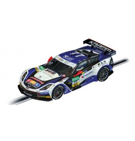 Blau-weißes Spielzeug-Rennauto mit Sponsorenlogos auf einer Slotcar-Bahn, aus der Vogelperspektive.