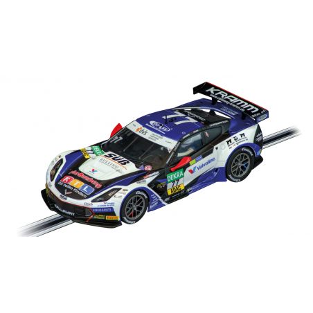 Blau-weißes Spielzeug-Rennauto mit Sponsorenlogos auf einer Slotcar-Bahn, aus der Vogelperspektive.