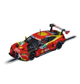 Rotes und gelbes Slotcar mit Shell-Logo und Renndekors auf einer Rennbahn, aus der Vogelperspektive.